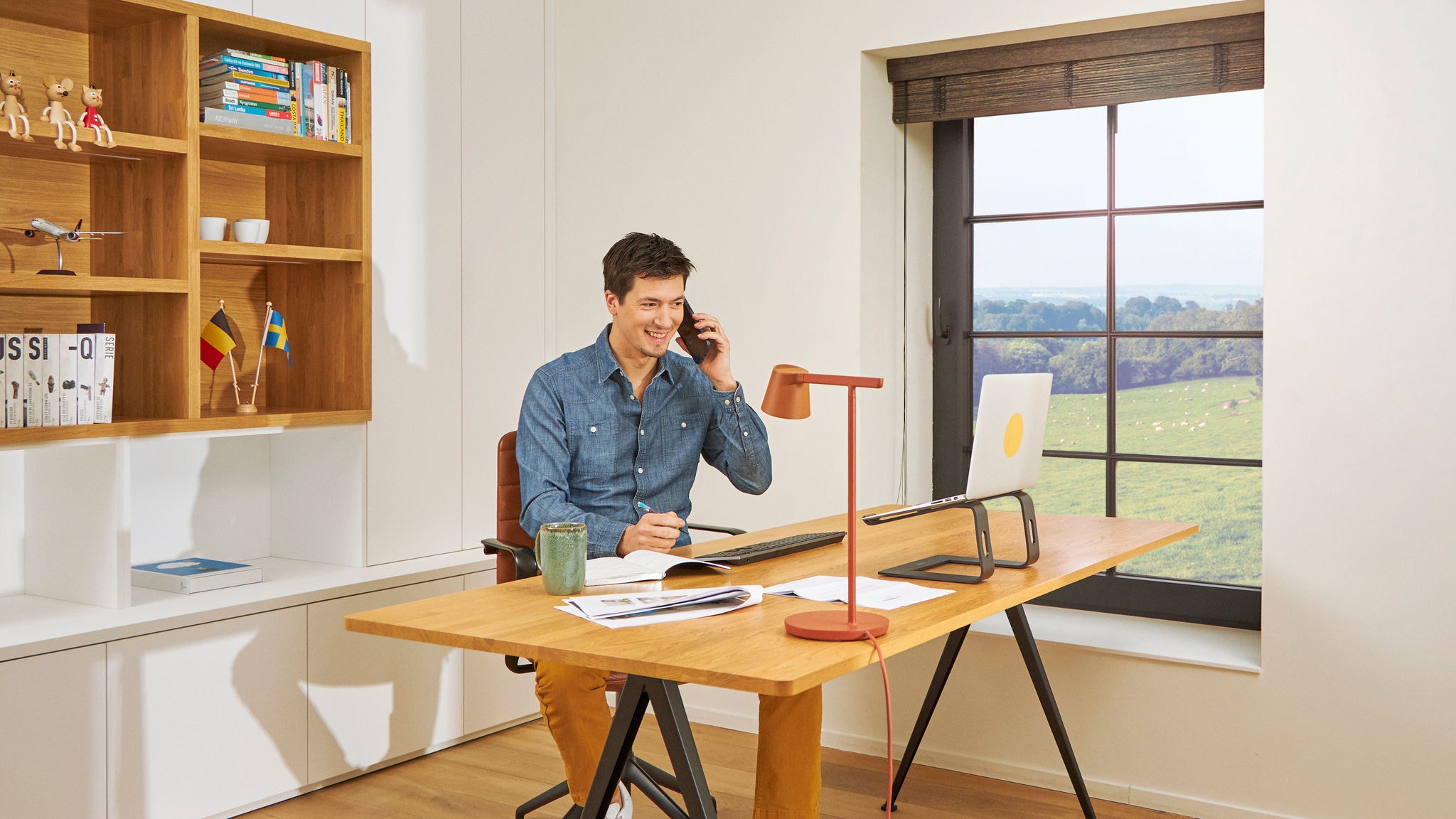 En mand, der ringer fra sit kontor.