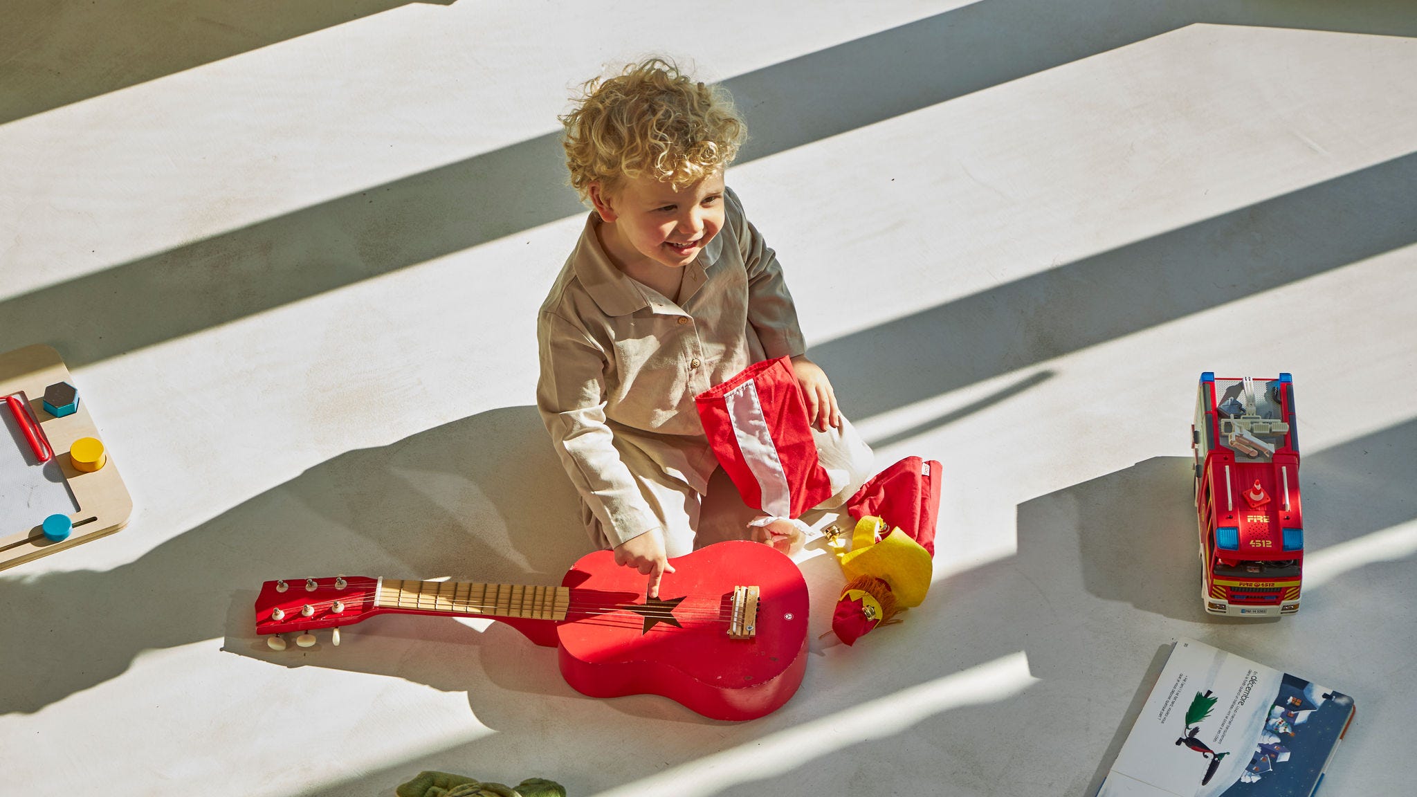 Udsigt over by med grønne omgivelser.